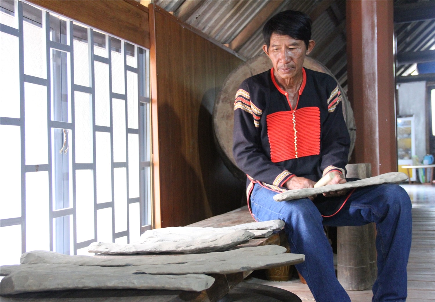 Những thanh đá cổ xưa vẫn vang lên giữa buôn làng (Ảnh: Lê Hường)