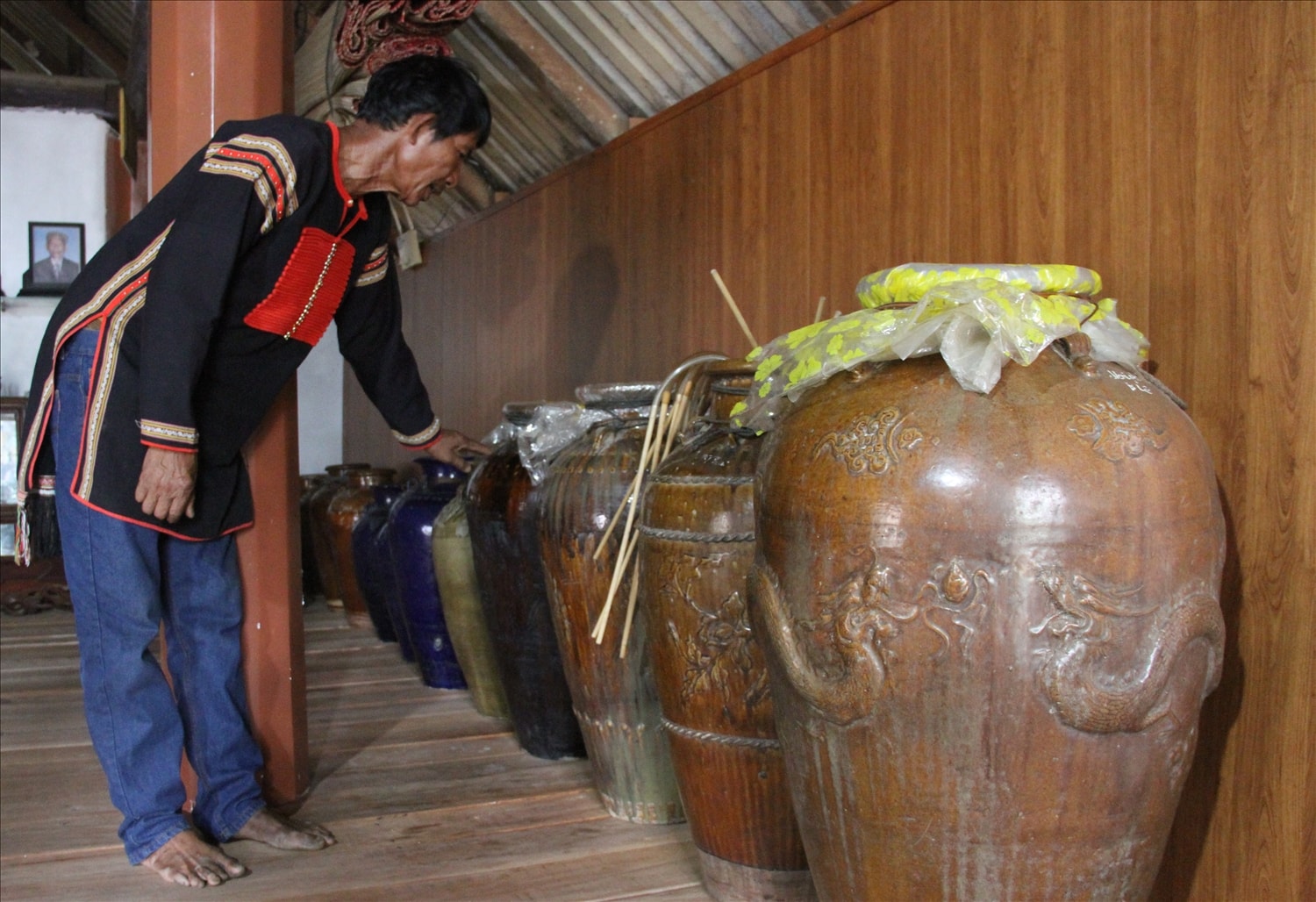 Mỗi chiếc chóe mang ý nghĩa riêng nên được sử dụng trong những lễ cúng khác nhau (Ảnh: Lê Hường)