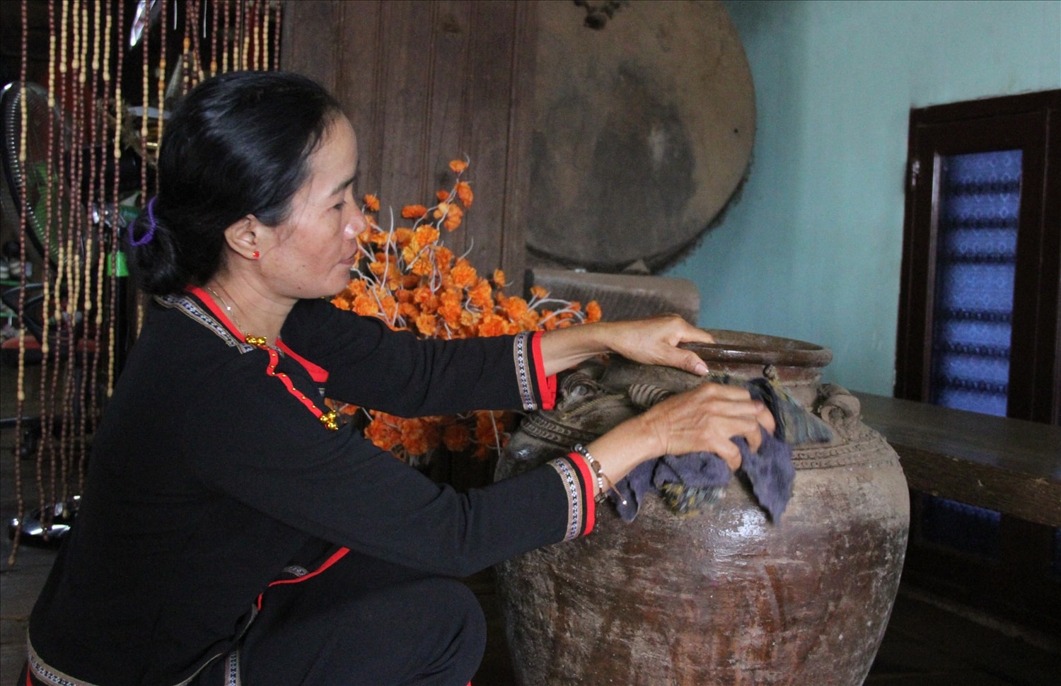 Mặc dù ít khi sử dụng nhưng, chị H’Vinh vẫn thường xuyên lau sạch những chiếc chóe giống như một kỷ vật cần được giữ gìn (Ảnh: Lê Hường)