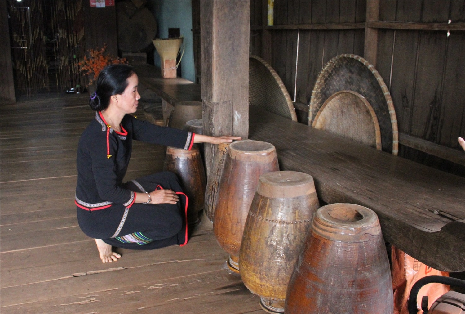  Chóe được chị H’Vinh sếp dọc theo chiều dài chiếc kpan (Ảnh: Lê Hường)