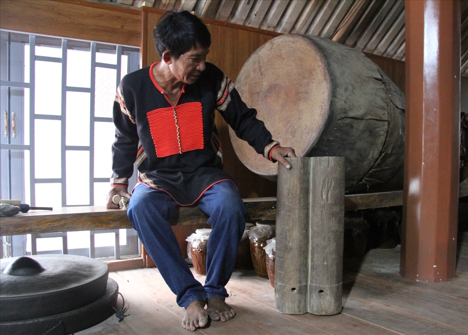 Một dụng cụ mà người Mnông xưa dùng để đẩy hơi rèn dụng cụ lao động (Ảnh: Lê Hường)