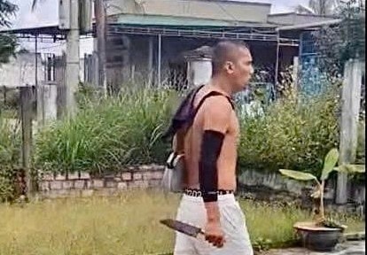 Đối tượng Vũ cầm hung khí đi qua nhiều khu dân cư. (Ảnh: Công an cung cấp)