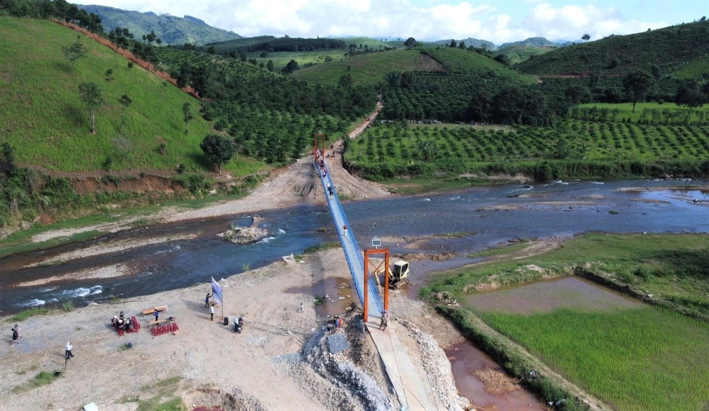 Cầu treo bắt qua suối Đăk Trót giúp đồng bào Xơ Đăng thôn Đăk Tung, xã Đăk Pék đi sản xuất thuận lợi hơn. (Ảnh: Ngọc Chí) 