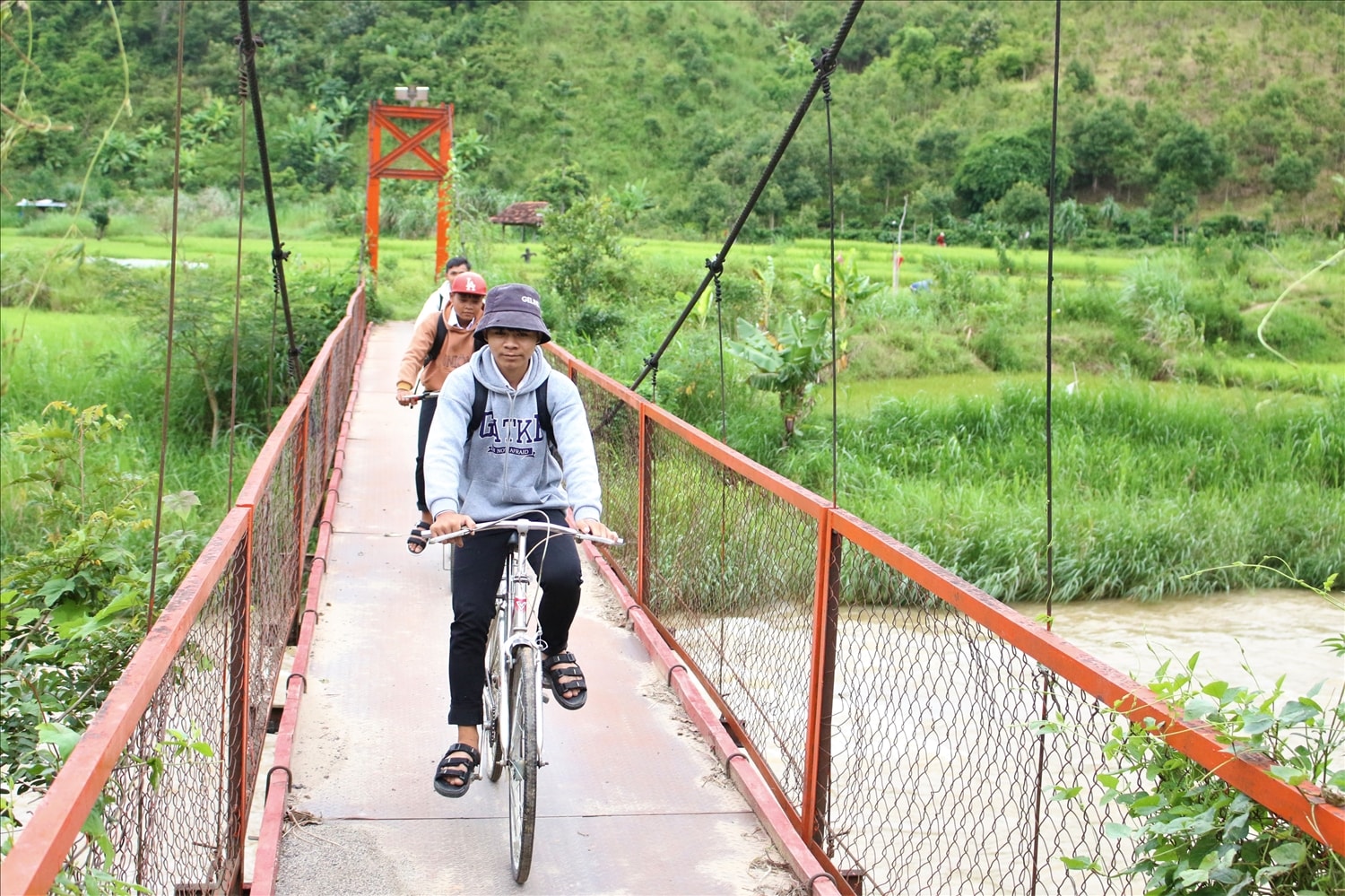Những cây cầu treo hoàn thành giúp học sinh vùng đồng bào DTTS xã Đăk Pék đi học thuận lợi và an toàn. (Ảnh: Ngọc Chí)