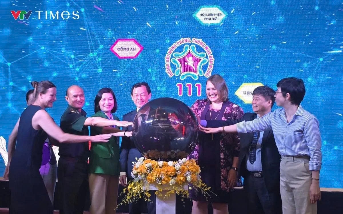 Đại diện lãnh đạo Bộ Y tế cùng các đơn vị tham dự đã nhấn nút khai trương Tổng đài điện thoại quốc gia về phòng, chống, mua bán người 111.. Ảnh: Quốc Hưng