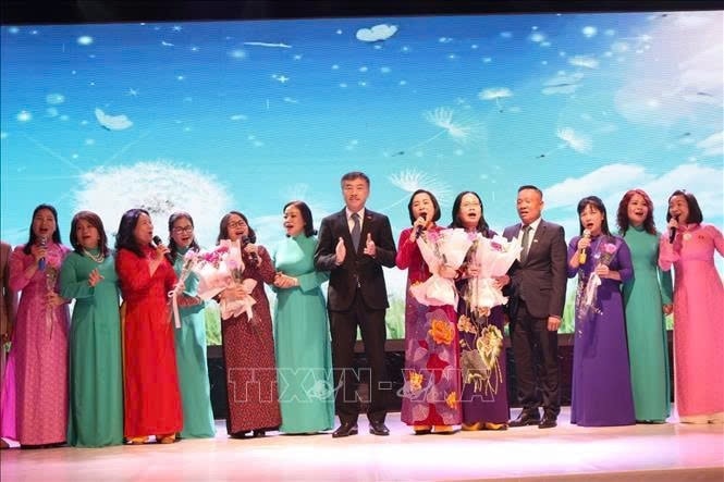 Đại sứ Dương Hoài Nam tham gia sự kiện, chia sẻ niềm vui cùng đoàn đại biểu Quốc hội Việt Nam. Ảnh: TTXVN