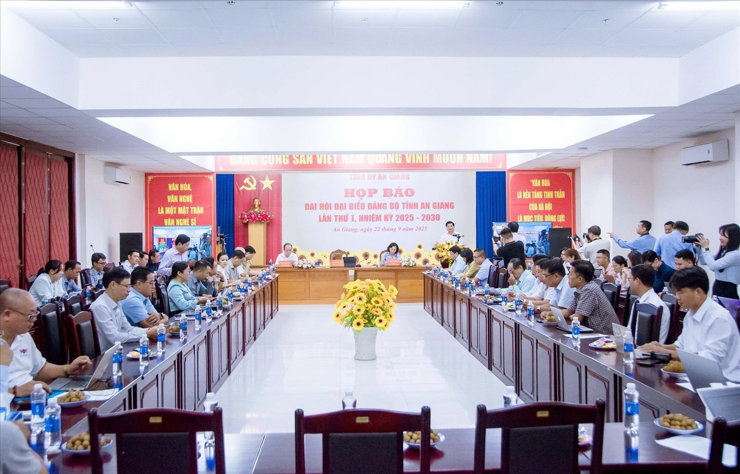 Các đại biểu trao đổi tại buổi họp báo 