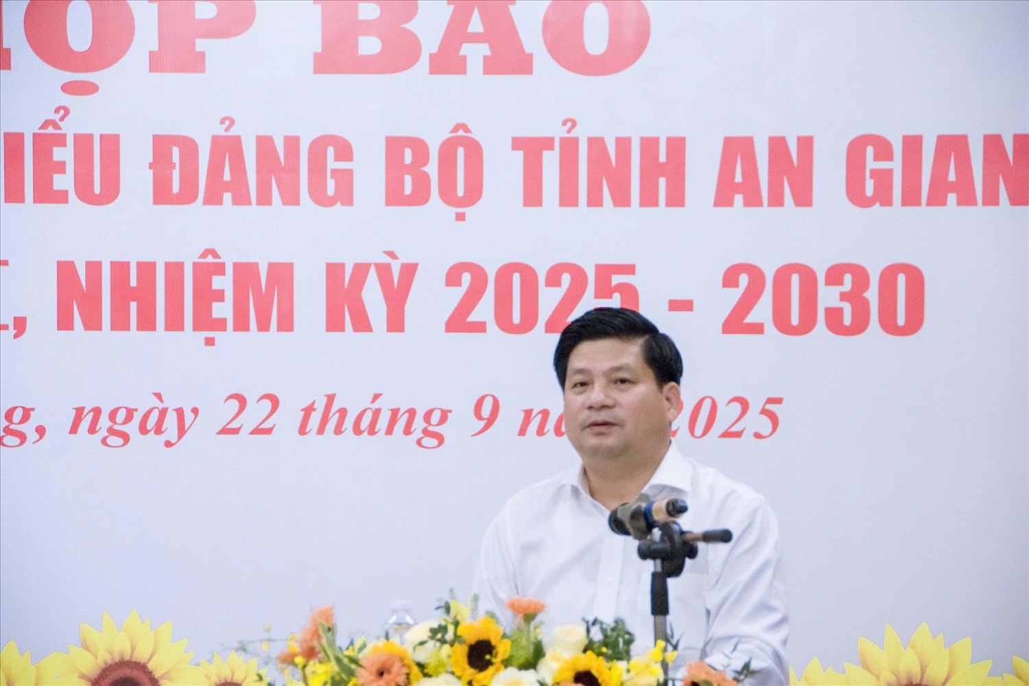 Ông Tống Phước Trường, Trưởng Ban Tuyên giáo và Dân vận Tỉnh uỷ , cung cấp thông tin về Đại hội đại biểu Đảng bộ tỉnh An Giang lần thứ I, nhiệm kỳ 2025 – 2030