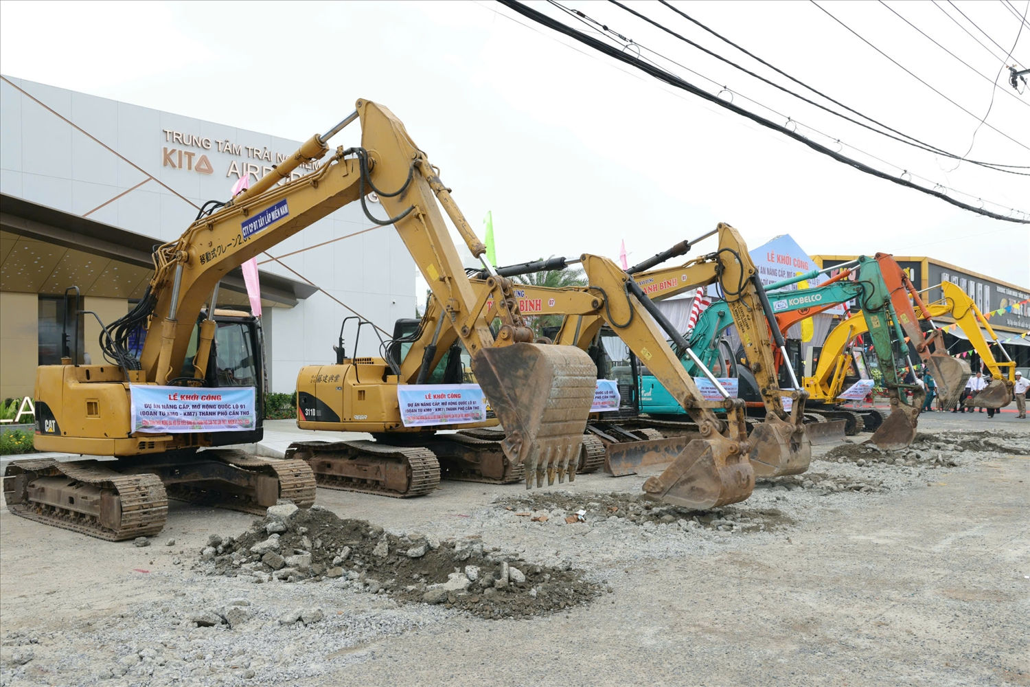 Thiết bị máy móc tập trung tại nơi khởi công Dự án nâng cấp, mở rộng Quốc lộ 91 (đoạn Km0-Km7) 