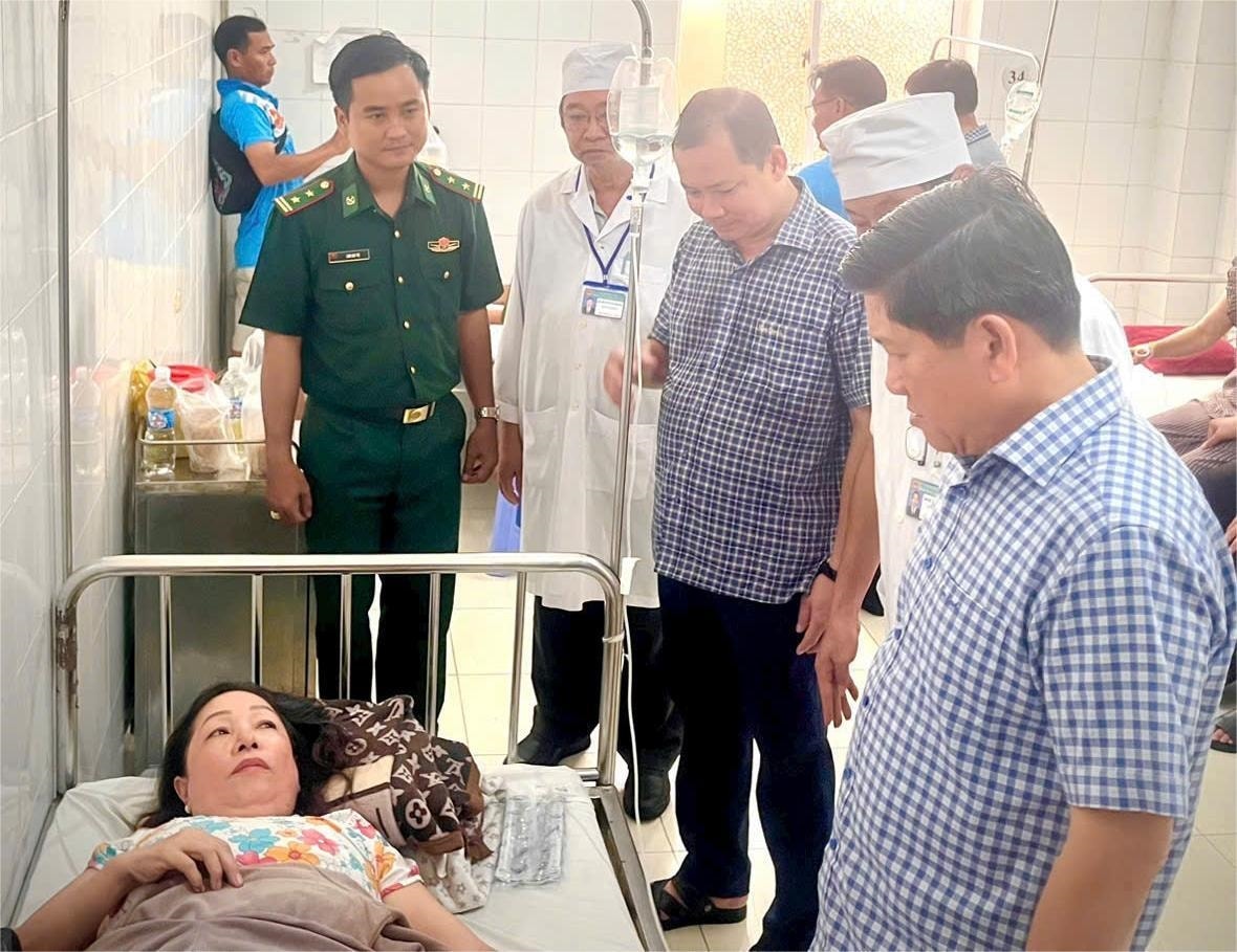 Ông Lê Văn Sử - Phó Chủ tịch UBND tỉnh Cà Mau (ngoài cùng bên phải), đến thăm hỏi, động viên các nạn nhân Ông Lê Văn Sử - Phó Chủ tịch UBND tỉnh Cà Mau (ngoài cùng bên phải), đến thăm hỏi, động viên các nạn nhân