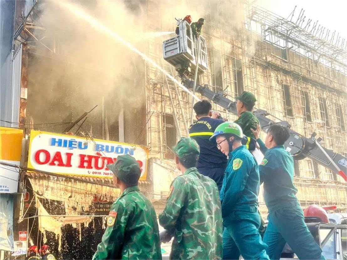 Cán bộ, chiến sĩ Đồn Biên phòng Cửa khẩu cảng Năm Căn phối hợp các lực lượng chữa cháy. Cán bộ, chiến sĩ Đồn Biên phòng Cửa khẩu cảng Năm Căn phối hợp các lực lượng chữa cháy.