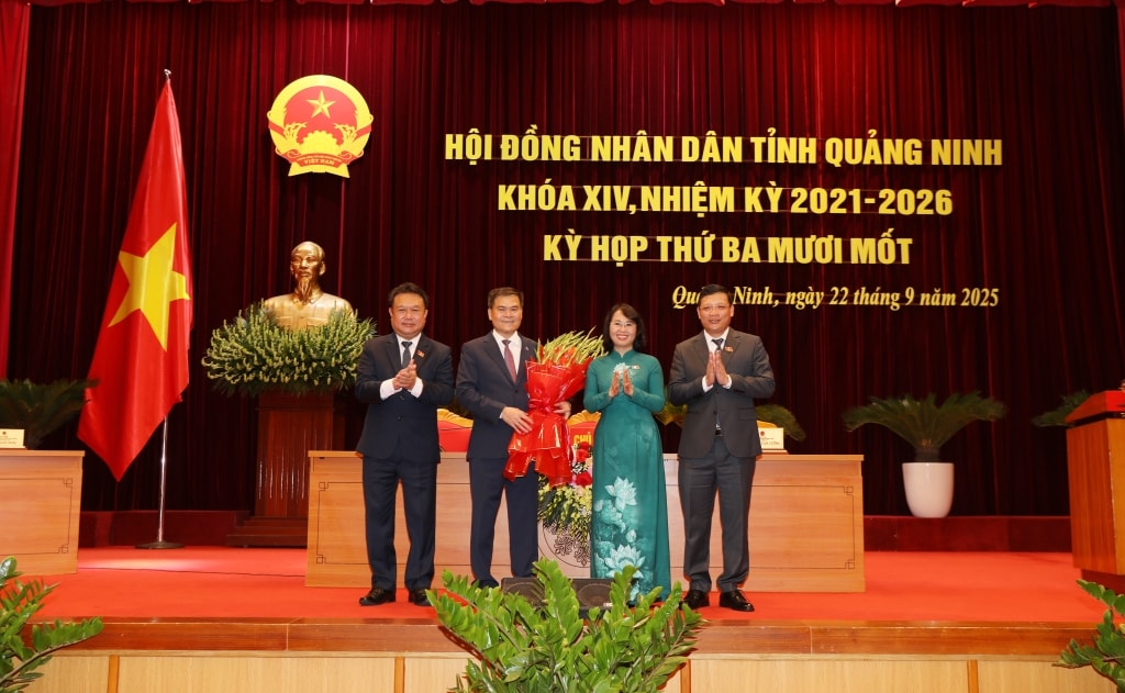 Thường trực HĐND tỉnh Quảng Ninh tặng hoa chúc mừng Chủ tịch UBND tỉnh Quảng Ninh Bùi Văn Khắng