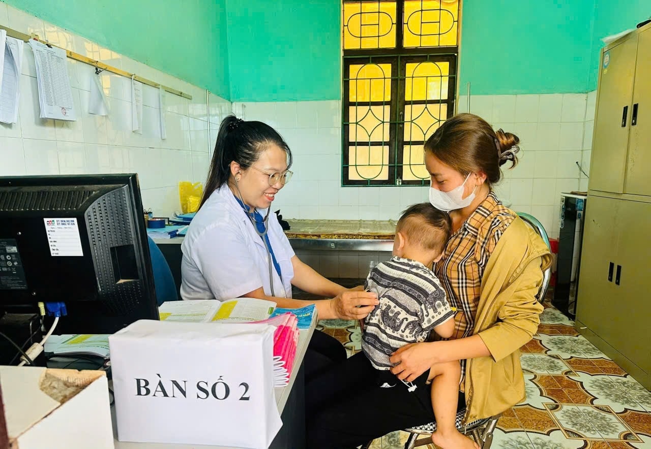 Trạm Y tế xã Kỳ Thượng tổ chức khám sức khỏe cho trẻ dưới 24 tháng tuổi. Ảnh: Mỹ Dung