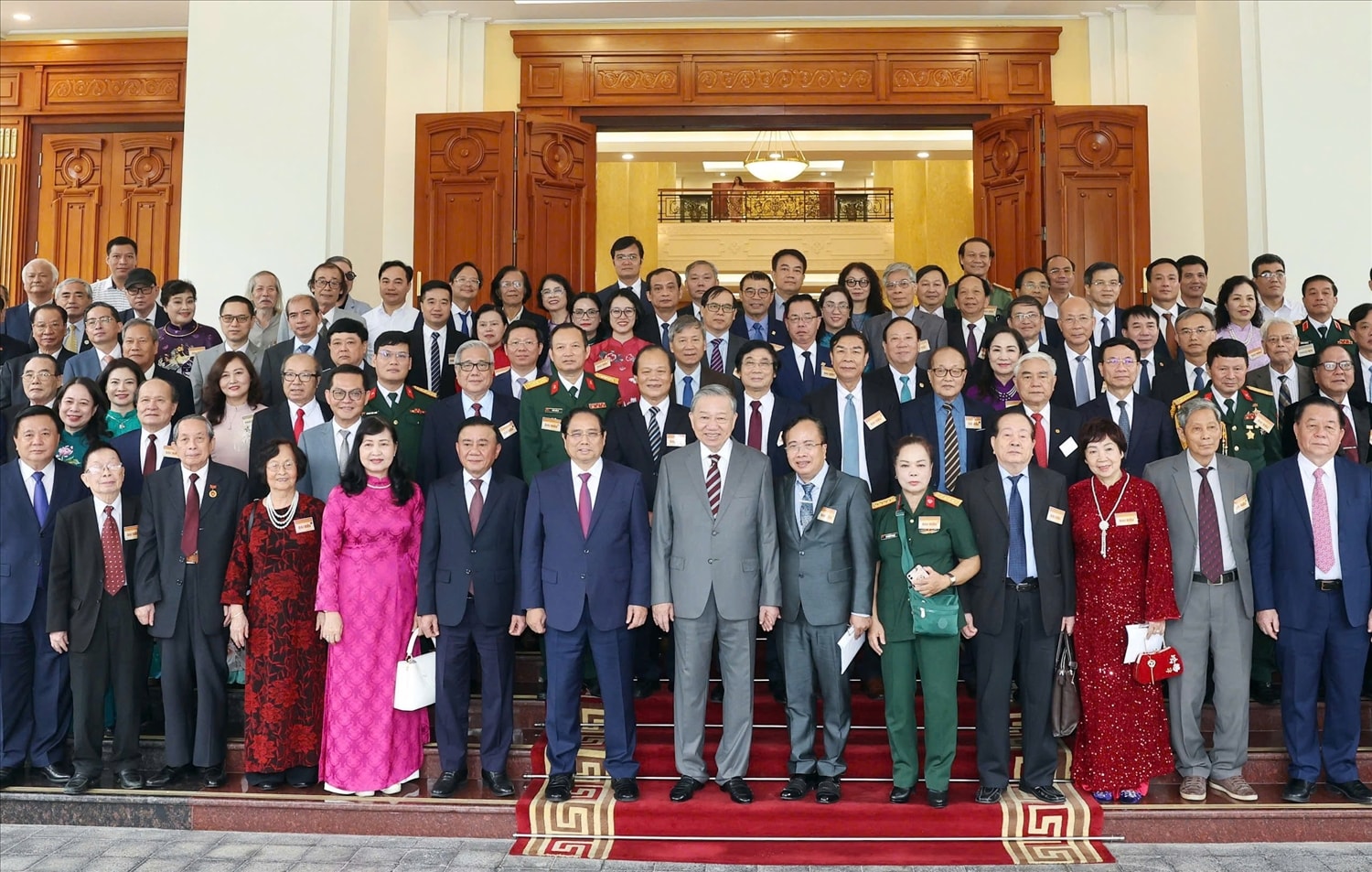 Anh hùng lao động Nguyễn Quang Mâu (thứ 5, hàng 2, từ phải sang) cùng 80 đại biểu trí thức, nhà khoa học, văn nghệ sĩ tiêu biểu chụp ảnh lưu niệm cùng Tổng Bí thư Tô Lâm nhân dịp gặp mặt Kỷ niệm 80 năm Cách mạng Tháng Tám thành công 19/8 (1945-2025) và Quốc khánh nước Cộng hòa xã hội chủ nghĩa Việt Nam 2/9 (1945-2025) 