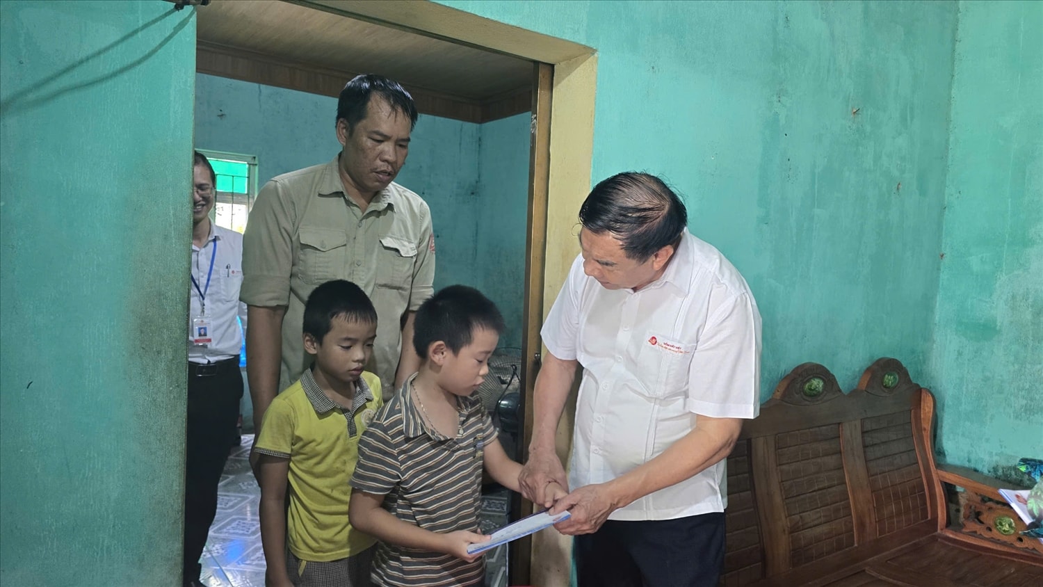 Ngoài việc tập trung phát triển kinh tế, ông Mâu cùng Công đoàn Tổ hợp Công ty Cổ phần Gốm Đất Việt luôn quan tâm, động viên đời sống công nhân, đặc biệt các gia đình khó khăn. Ảnh: Mỹ Dung