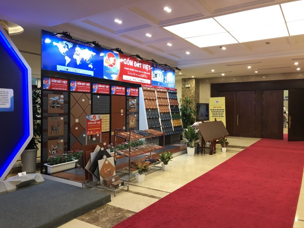 Các sản phẩm của Gốm Đất Việt tại gian trưng bày trong hội nghị toàn quốc “Đội ngũ trí thức khoa học và công nghệ Việt Nam triển khai thực hiện Nghị quyết đại hội lần thứ XIII của Đảng”