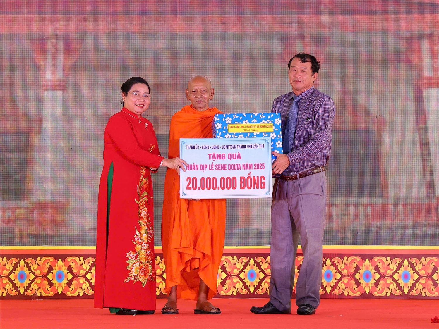 Lãnh đạo thành phố Cần Thơ tặng quà chúc mừng Lễ Sene Dolta 2025 đến Học viện Phật giáo Nam tông Khmer
