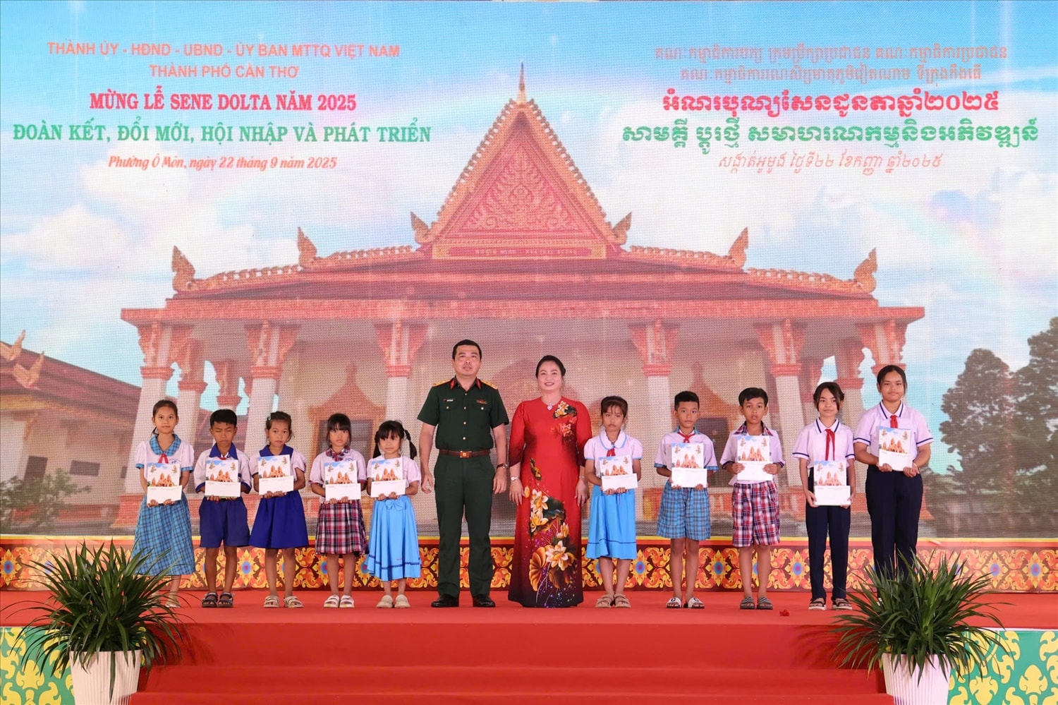 Học sinh dân tộc Khmer có hoàn cảnh khó khăn nhận quà tại chương trình