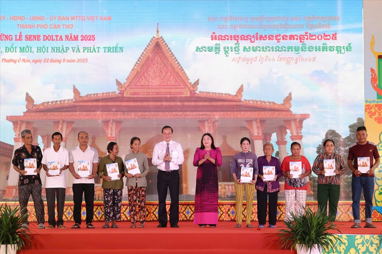  Đại diện các gia đình dân tộc Khmer có hoàn cảnh khó khăn nhận quà tại chương trình