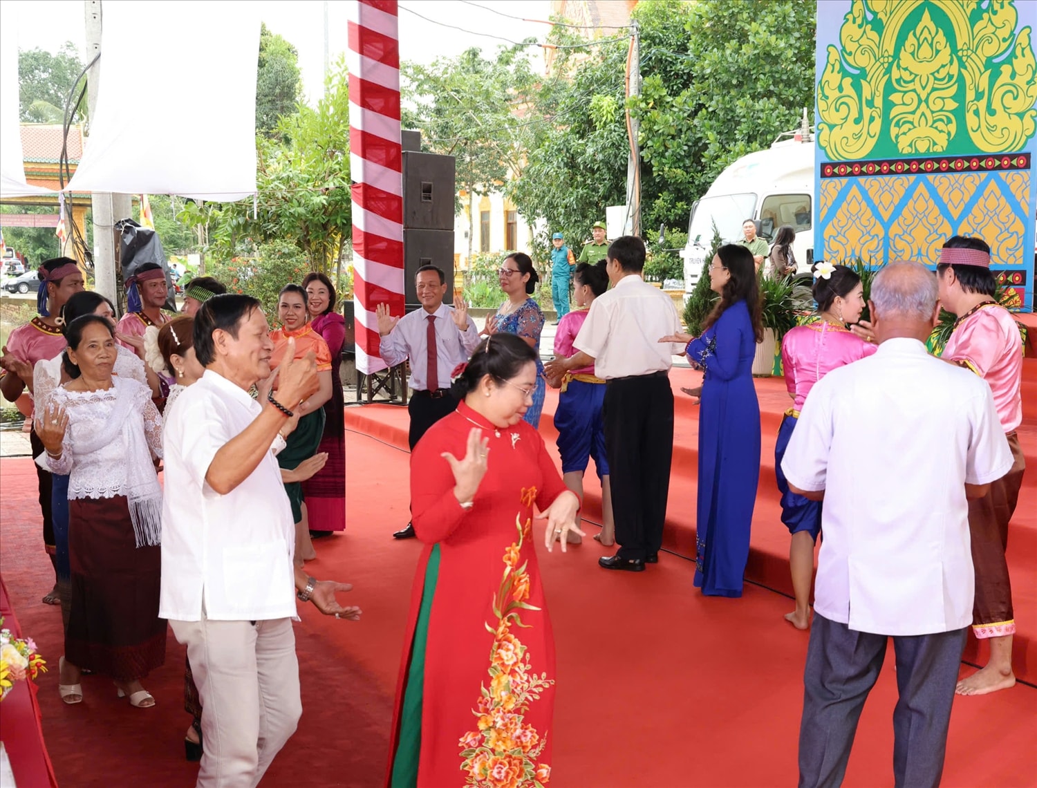 Các đại biểu say sưa trong điệu múa truyền thống của đồng bào Khmer