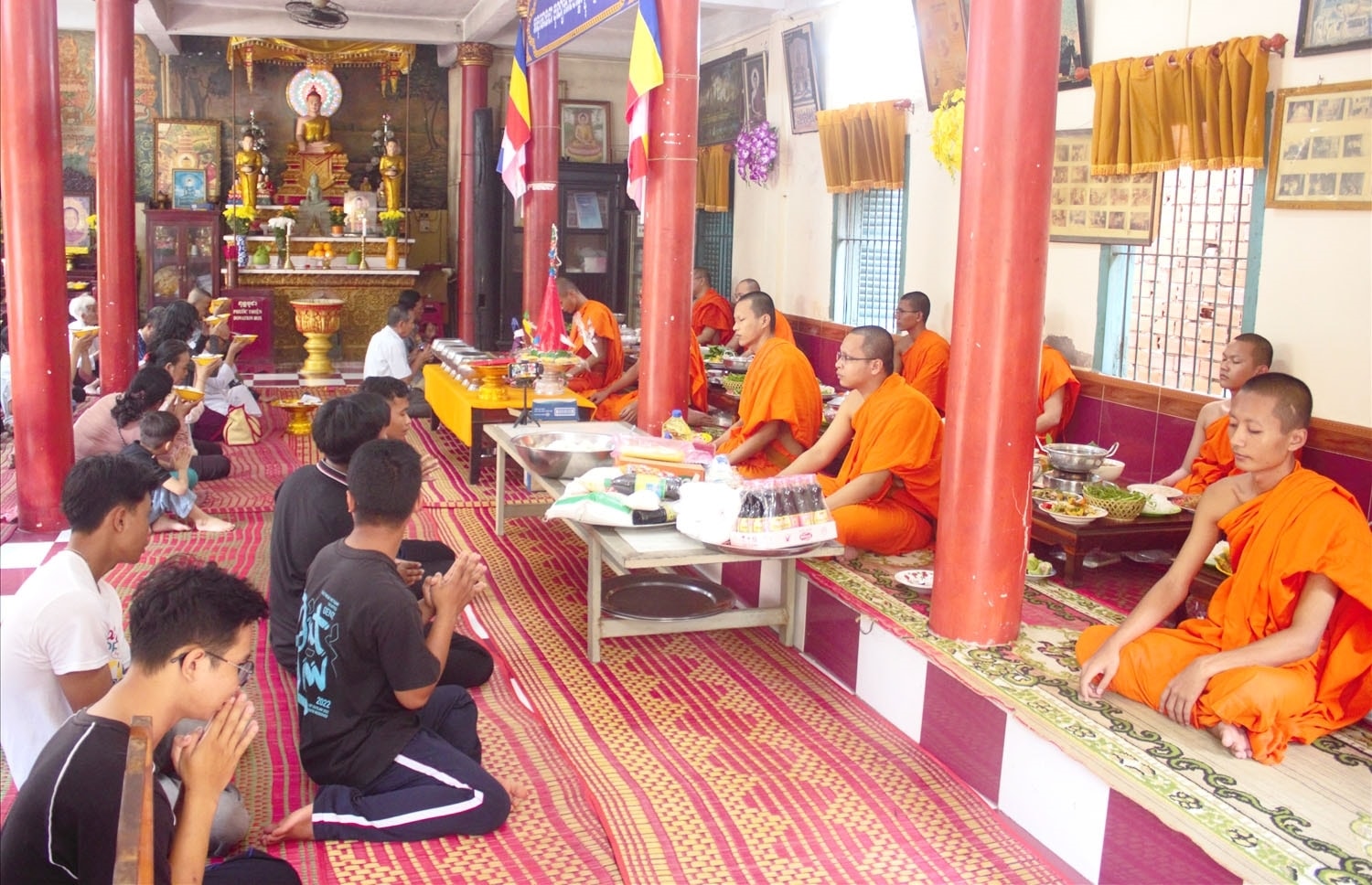 Đồng bào Khmer đến chùa Muni Răngsây (TP. Cần Thơ) làm lễ cúng dường cầu phước, cúng rước ông bà ngày đầu Lễ Sene Dolta (Ảnh: Tào Đạt)