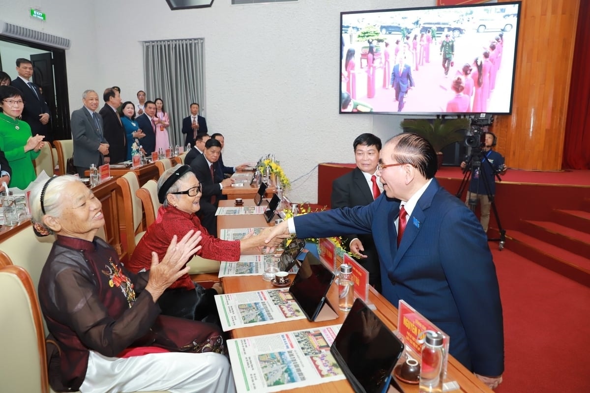 Nguyên Tổng Bí thư Nông Đức Mạnh dự Đại hội, hỏi thăm sức khoẻ Mẹ Việt Nam anh hùng, lão thành cách mạng. 