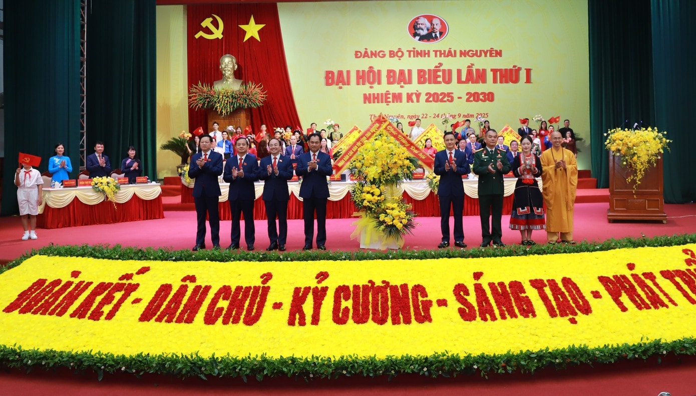 Đoàn đại biểu đại diện các tầng lớp nhân dân chúc mừng Đại hội.