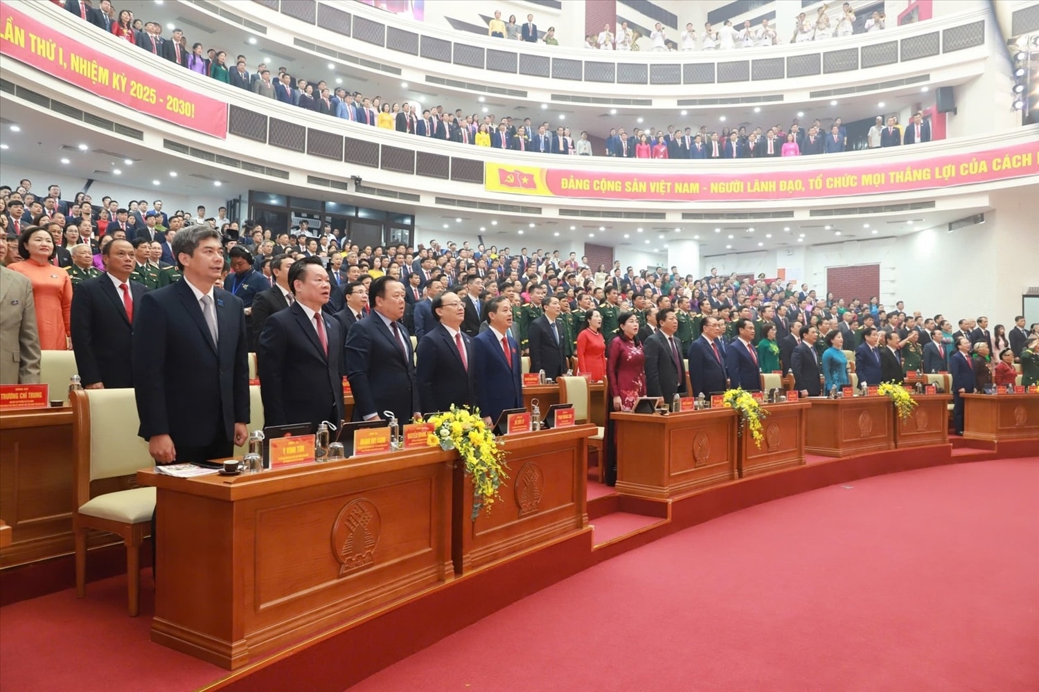 Các đại biểu làm lễ chào cờ tại Đại hội.