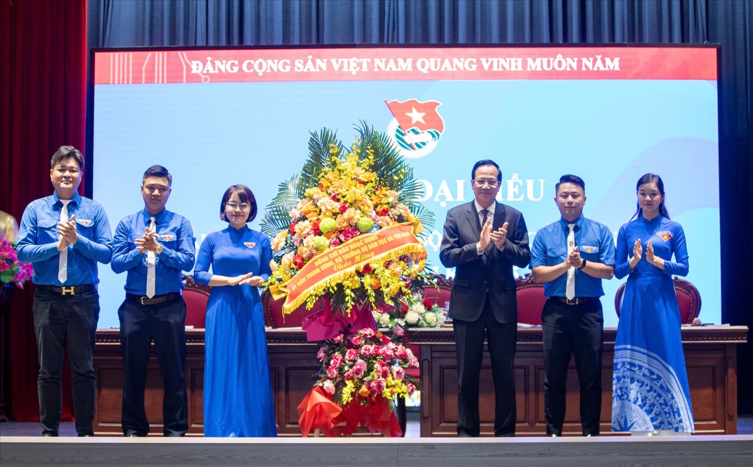  Ủy viên BCH Trung ương Đảng, Bí thư Đảng ủy, Bộ trưởng Bộ Dân tộc và Tôn giáo Đào Ngọc Dung tặng hoa chúc mừng Đại hội (Ảnh. Tuấn Ninh)