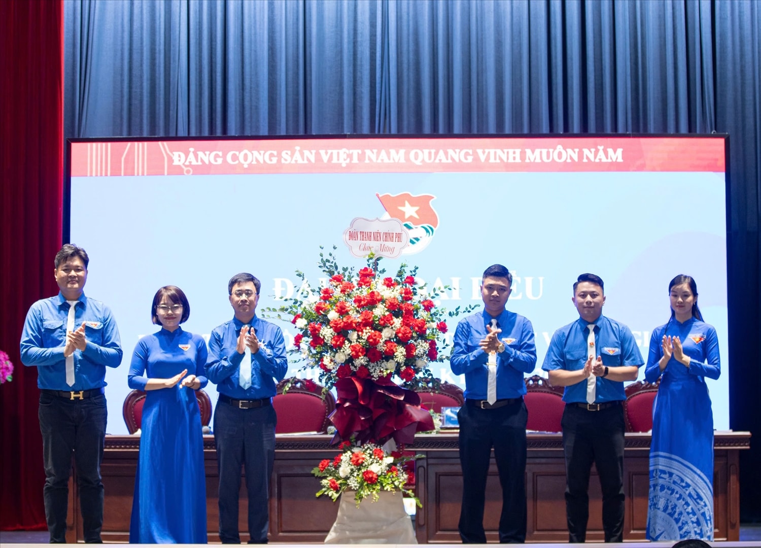 Bí thư Đoàn Thanh niên Chính phủ Bùi Hoàng Tùng tặng hoa chúc mừng Đại hội (Ảnh. Tuấn Ninh)