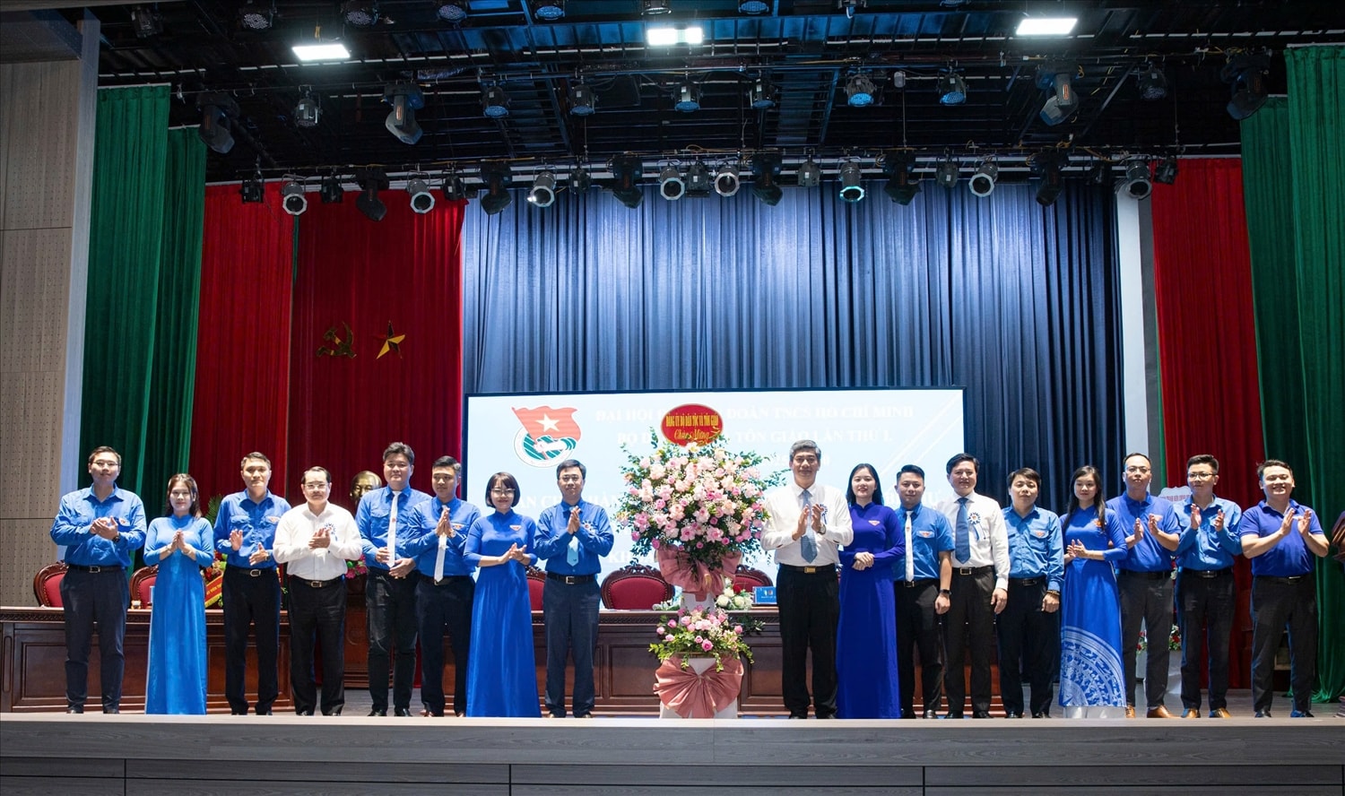 Thứ trưởng Y Vinh Tơr cùng các đại biểu tặng hoa chúc mừng Ban Chấp hành Đoàn Thanh niên Bộ Dân tộc và Tôn giáo khóa I, nhiệm kỳ 2025 - 2030 (Ảnh. Tuấn Ninh) 