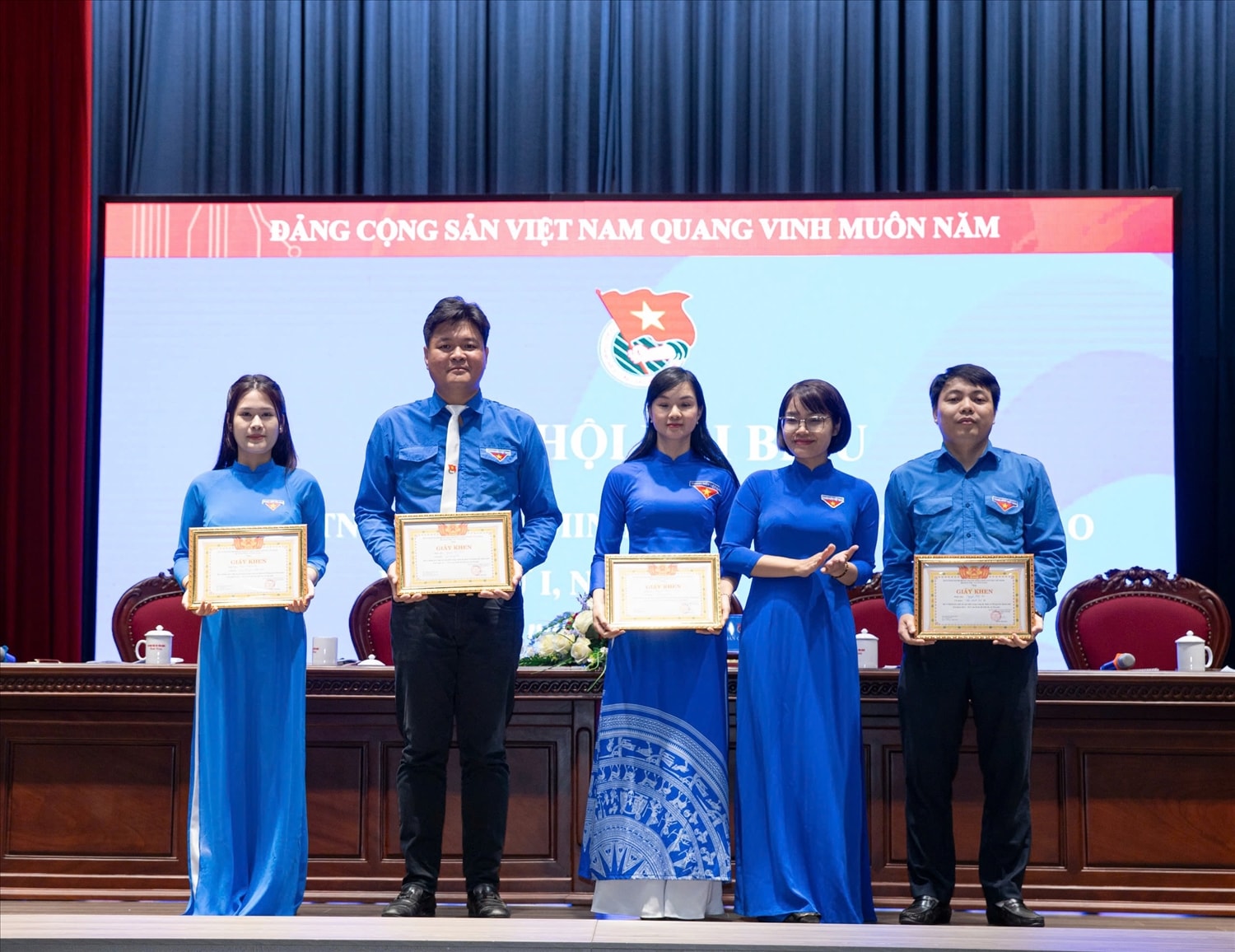 Ban Chấp hành Đoàn Thanh niên Bộ Dân tộc và Tôn giáo đã tặng giấy khen cho các cá nhân có thành tích xuất sắc trong công tác đoàn và phong trào thanh niên giai đoạn 2022 - 2025 (Ảnh. Tuấn Ninh)