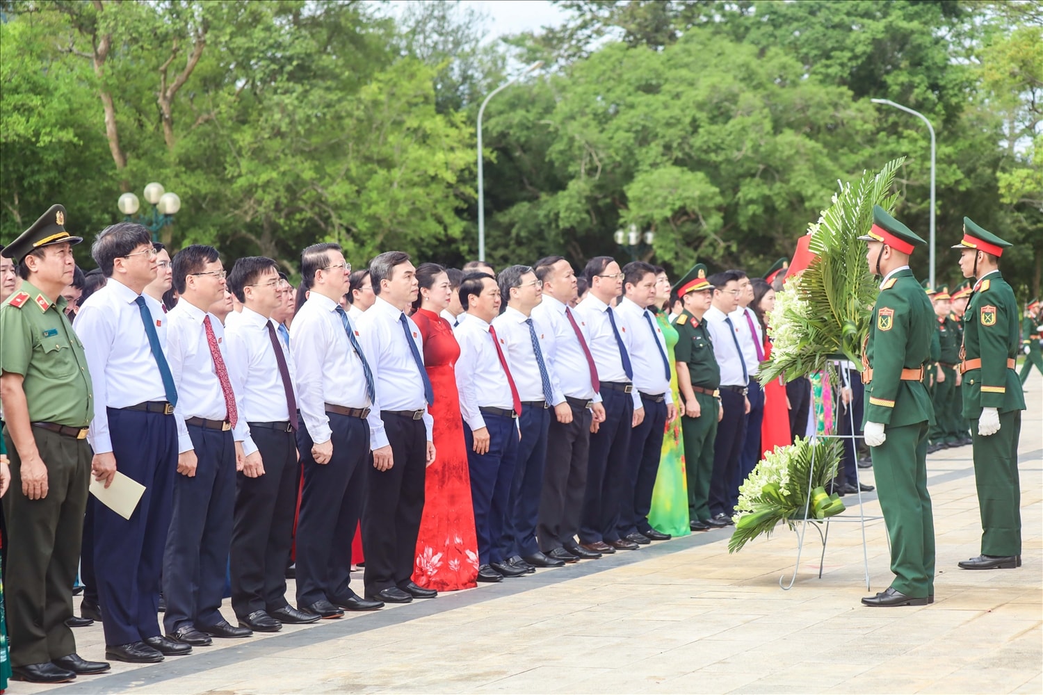 Các đồng chí lãnh đạo tỉnh Tuyên Quang trong lễ dâng hoa trước Tượng đài Bác Hồ ở Tân Trào.