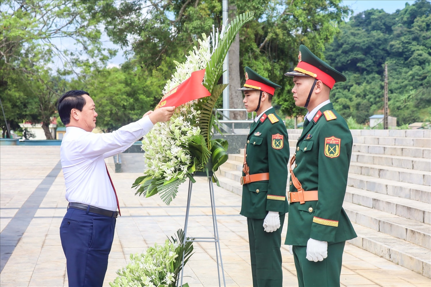 Đồng chí Bí thư Tỉnh ủy Tuyên Quang Hầu A Lềnh chỉnh vòng hoa trước Tượng đài Bác Hồ ở Tân Trào.