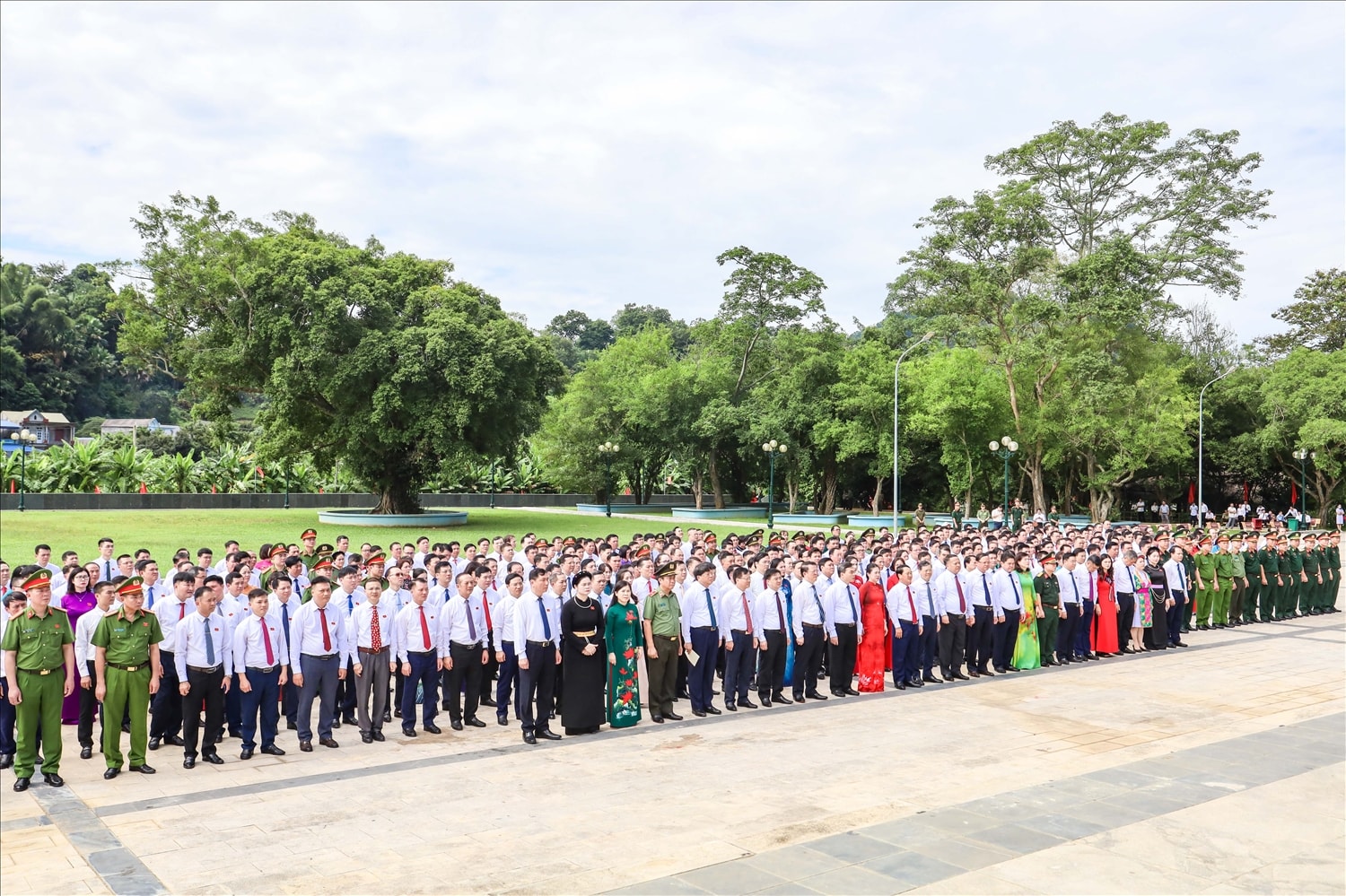 Đoàn đại biểu dự Đại hội Đảng bộ tỉnh Tuyên Quang trong Lễ dâng hoa tại Tượng đài Bác Hồ ở Tân Trào.