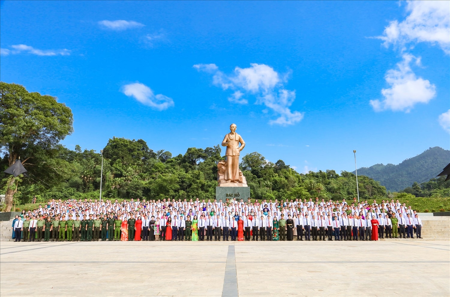 Đoàn đại biểu dự Đại hội Đảng bộ tỉnh Tuyên Quang lần thứ I trước Tượng đài Bác Hồ ở Tân Trào vào sáng ngày 23/9