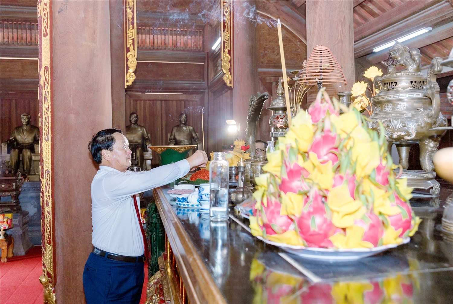 Bí thư Tỉnh ủy Hầu A Lềnh dâng hương tại Nhà tưởng niệm Chủ tịch Hồ Chí Minh và các vị tiền bối cách mạng.