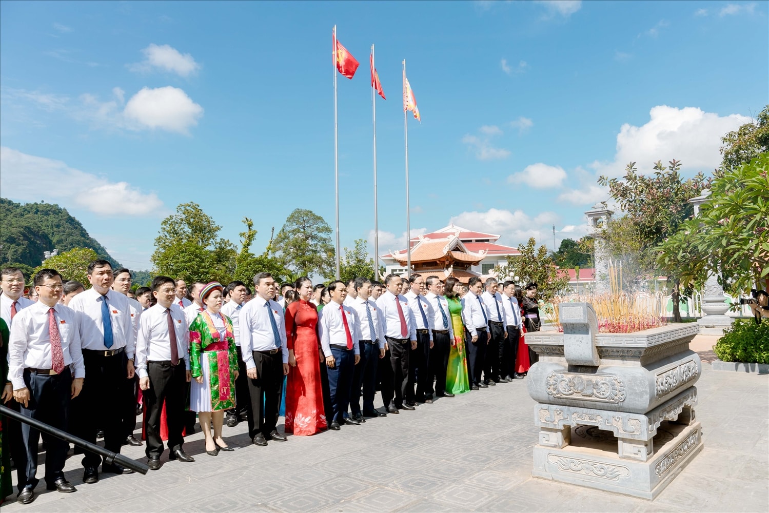 Đoàn đại biểu dự Đại hội Đảng bộ tỉnh Tuyên Quang lần thứ I dâng hương tại Nhà tưởng niệm Chủ tịch Hồ Chí Minh và các vị tiền bối cách mạng.