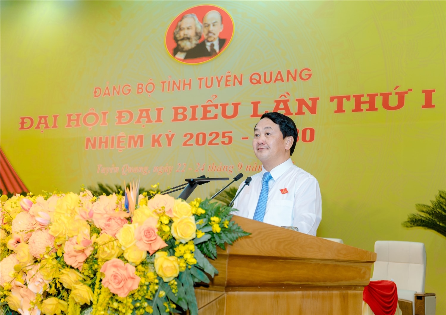 Bí thư Tỉnh ủy tỉnh Tuyên Quang Hầu A Lềnh điều hành bầu Đoàn Chủ tịch, Đoàn thư ký và Ban thẩm tra tư cách Đại hội