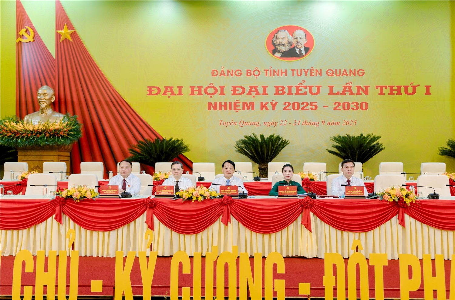Đoàn chủ tịch chủ trì phiên trù bị