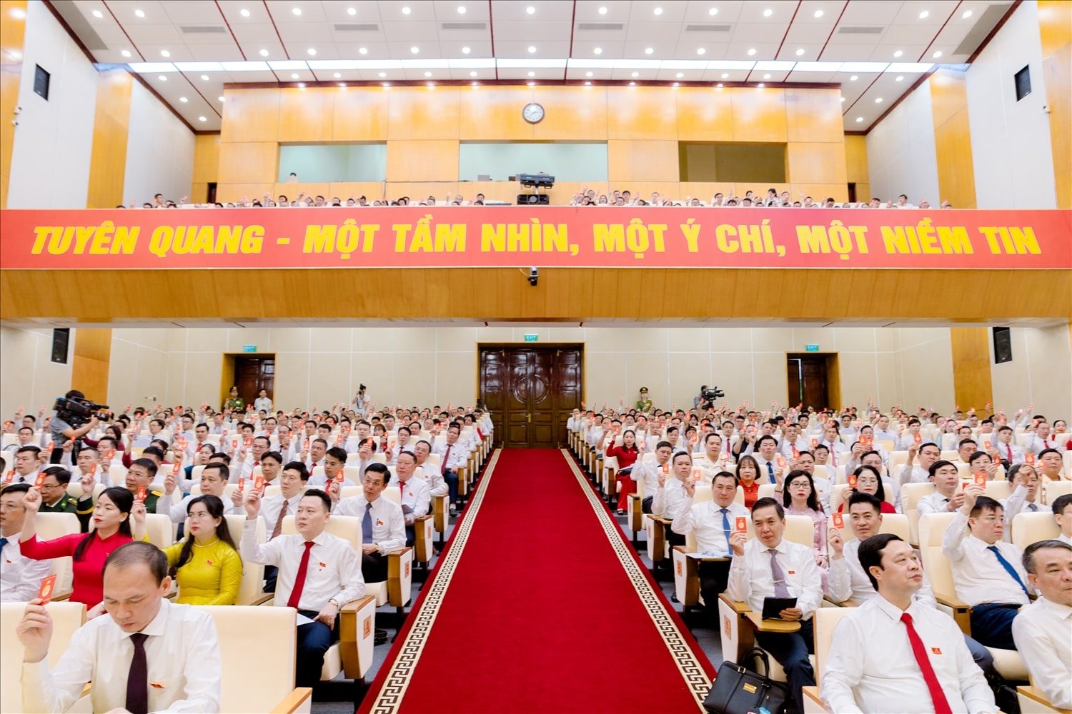 100% đại biểu biểu quyết nhất trí thông qua danh sách Đoàn Chủ tịch Đại hội, Đoàn thư ký Đại hội