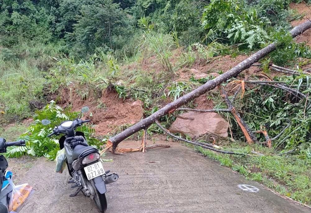 Tỉnh lộ 674 bị sạt lở nghiêm trọng, gây tắt đường. (Ảnh: UBND xã Mô Rai cung cấp)