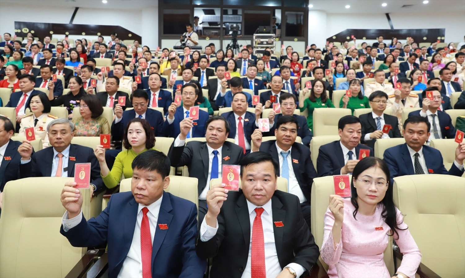 Các đại biểu biểu quyết bầu Đoàn Chủ tịch, Ban Thư ký Đại hội  tại phiên chiều ngày 22/9