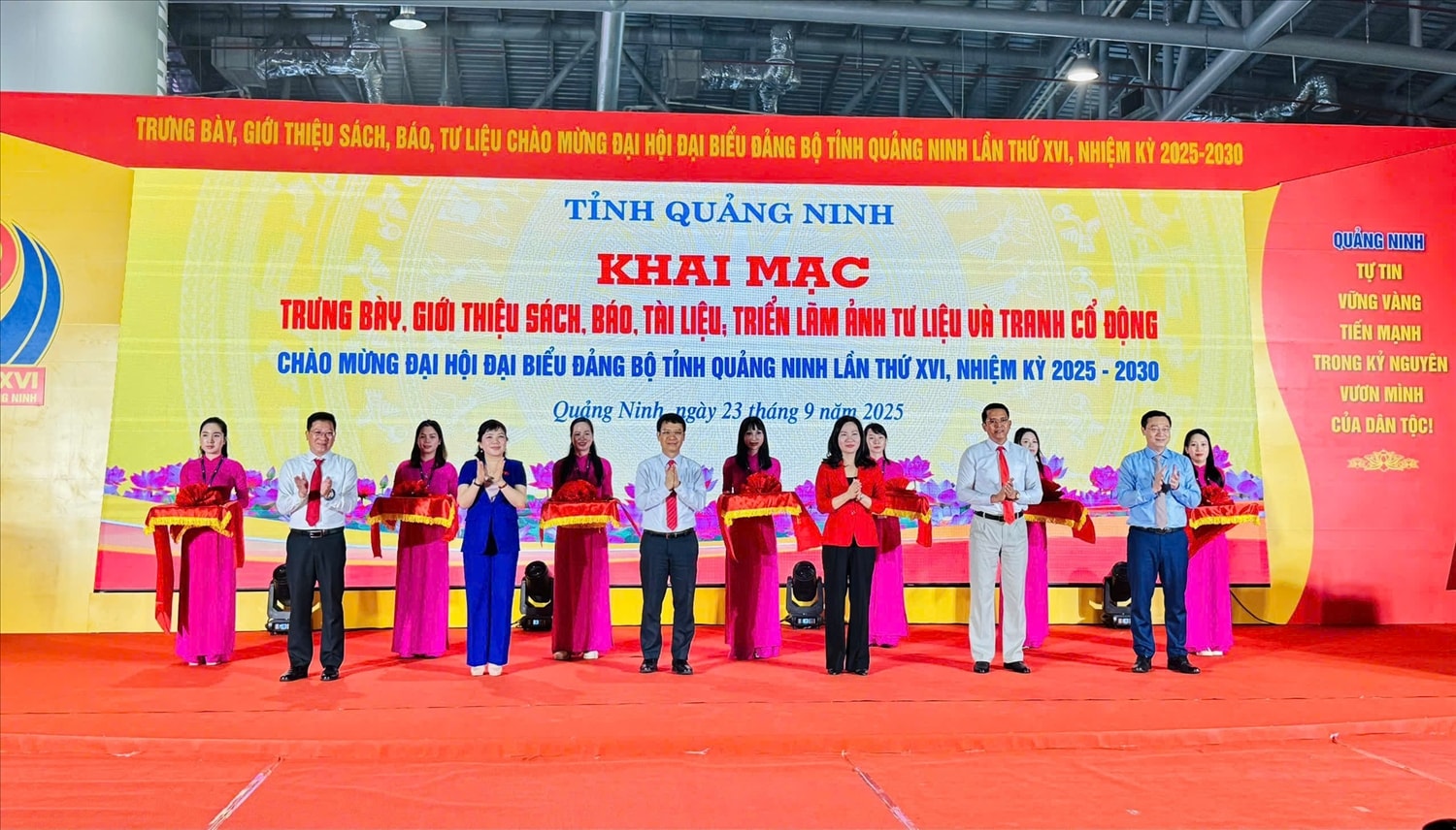 Các đại biểu cắt băng khánh thành. Ảnh: Mỹ Dung