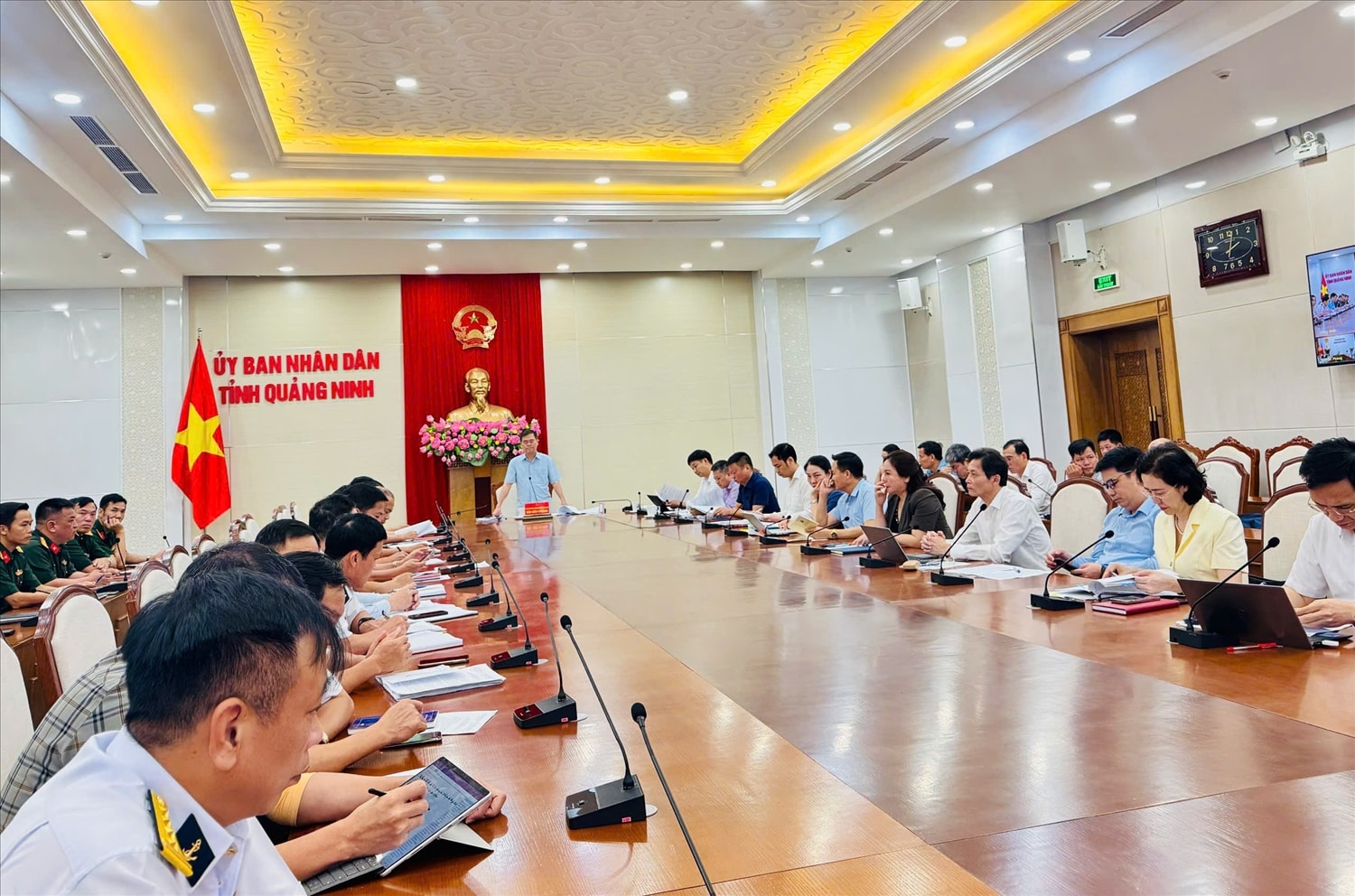 Chủ tịch UBND tỉnh Quảng Ninh Bùi Văn Khắng phát biểu tại cuộc họp