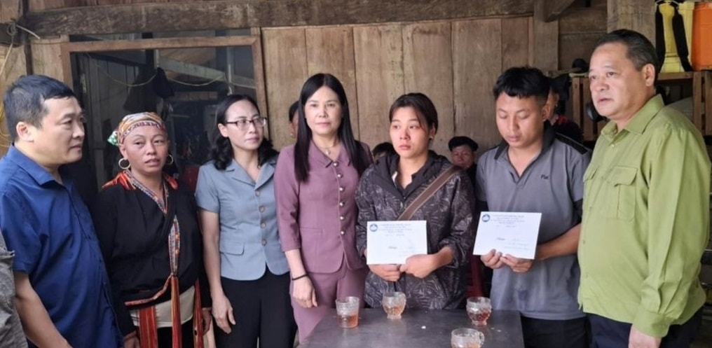Lãnh đạo tỉnh Lào Cai thăm hỏi, động viên gia đình nạn nhân (ảnh Trọng Bảo) Lãnh đạo tỉnh Lào Cai thăm hỏi, động viên gia đình nạn nhân (ảnh Trọng Bảo)