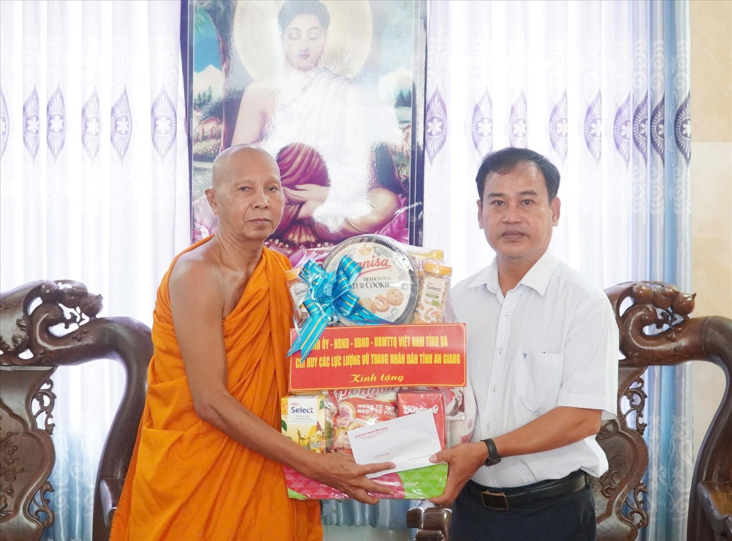 Ông Danh Phúc, Giám đốc Sở Dân tộc và Tôn giáo tỉnh An Giang, đi thăm hỏi, tặng quà các vị sư dịp lễ Sene Dolta năm 2025.