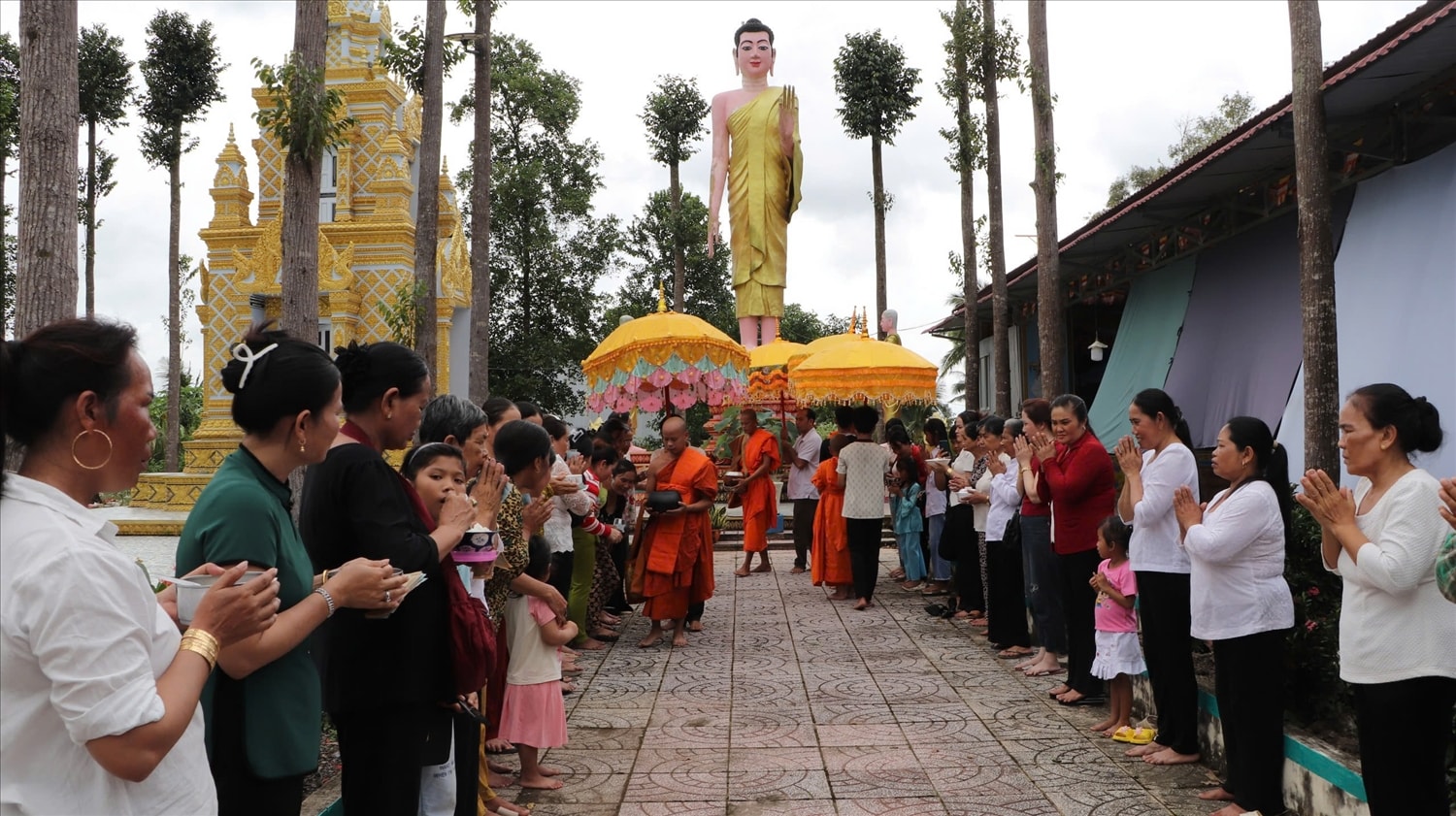 Những ngày qua, đồng bào Khmer đón lễ Sene Dolta an lành