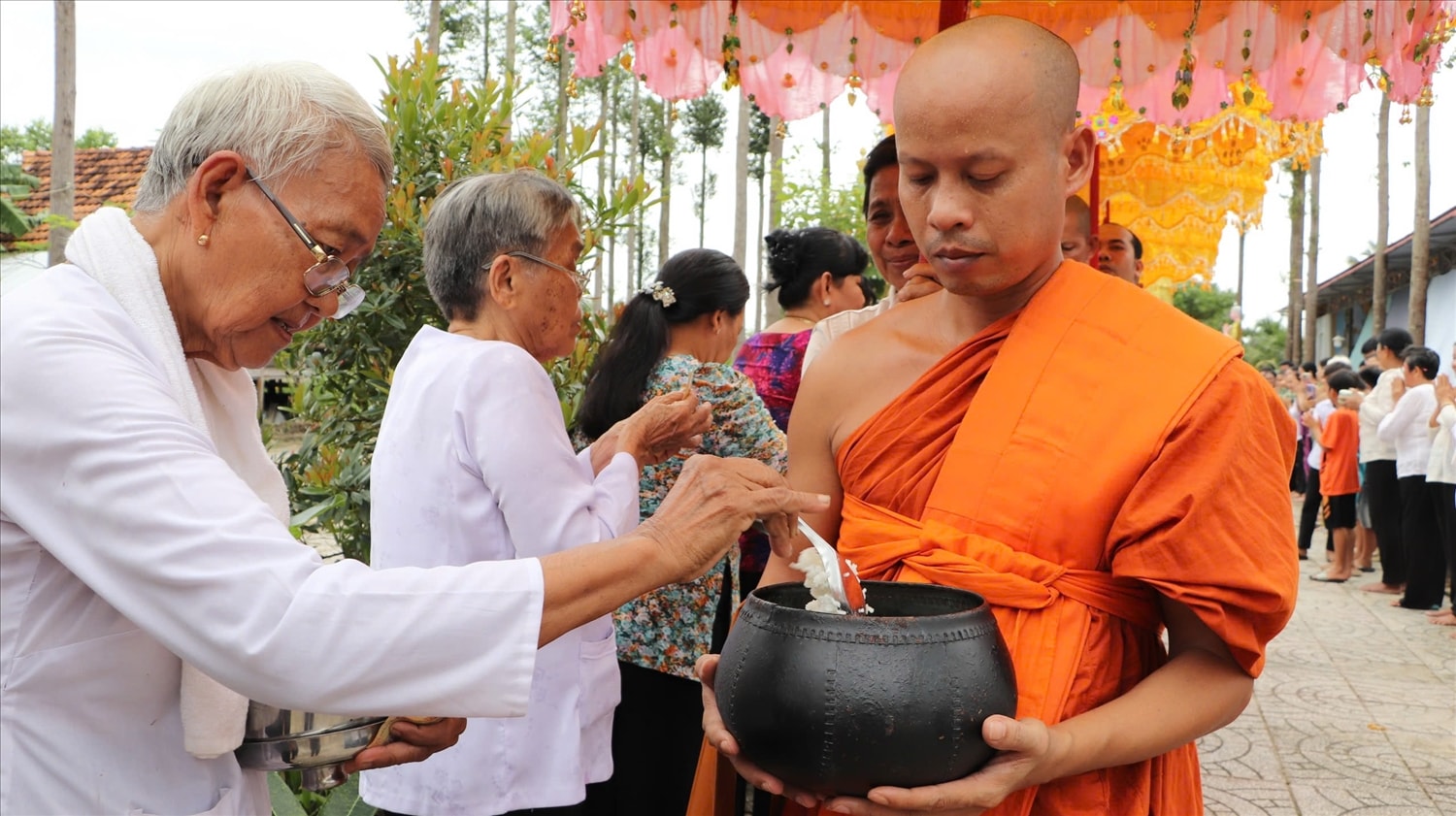 Nghi thức đặt bát dâng thức ăn đến chư tăng trong lễ Sene Dolta