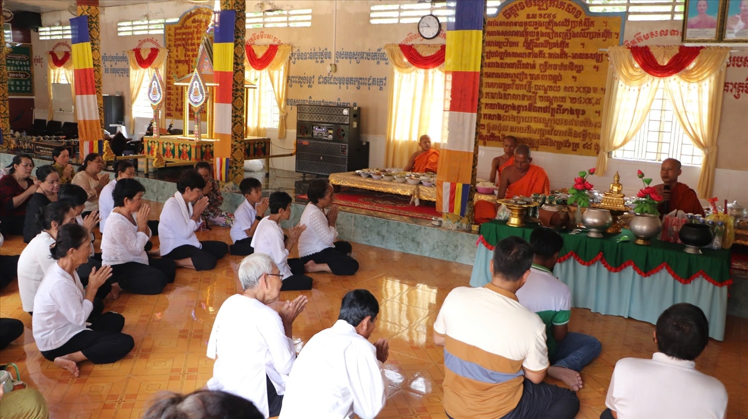 Đồng bào Khmer tham gia tụng kinh cầu siêu tại chùa 14.000 (ấp 5, xã Vĩnh Tường, TP. Cần Thơ).